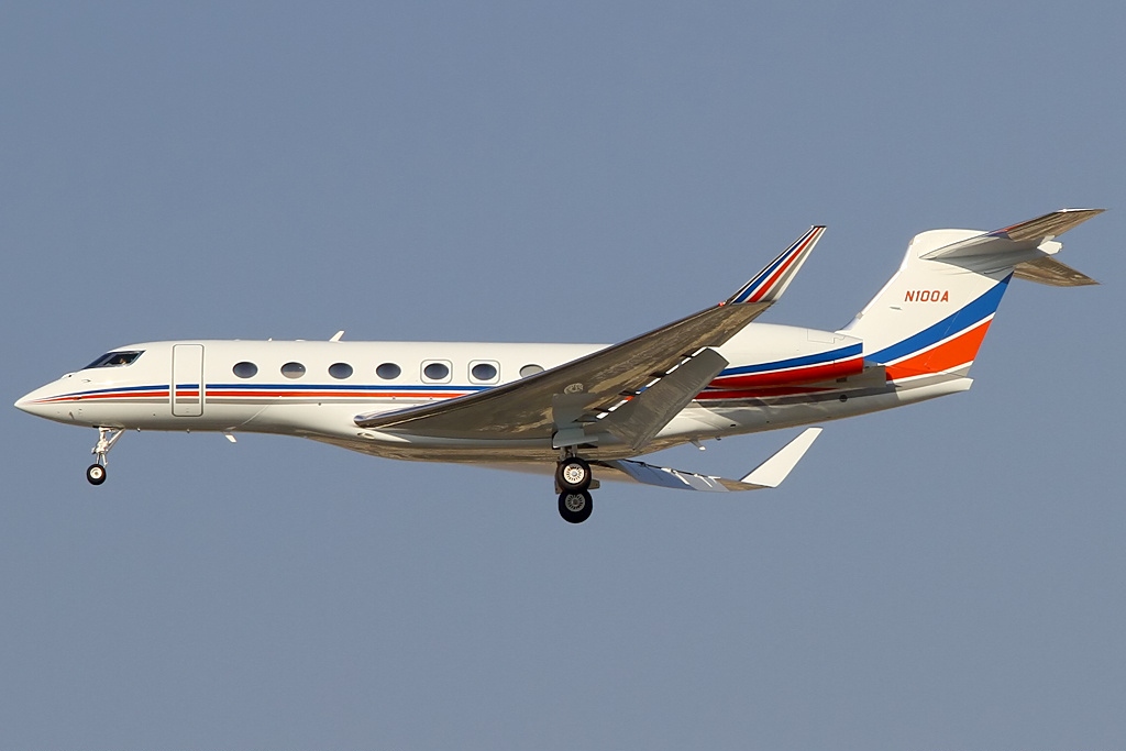 Gulfstream VI (G650) en vol train sorti vu de profil