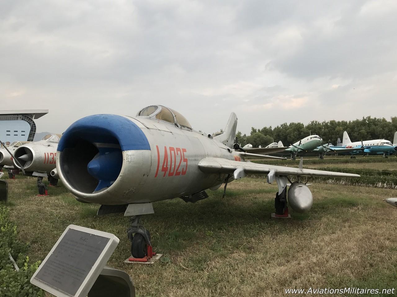 Shenyang J-6B vu de l'avant par Nico2