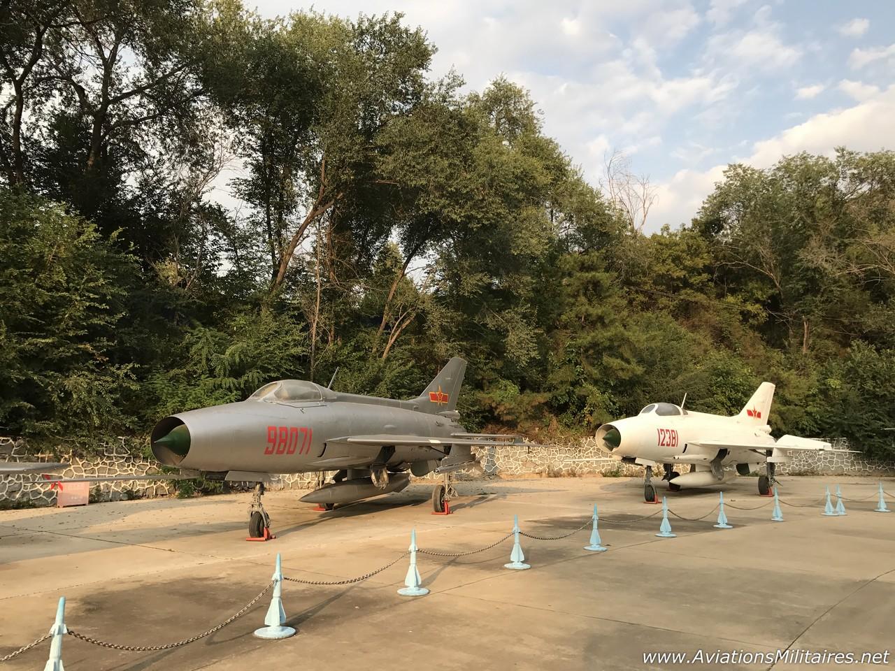 MiG-21F-13 (à gauche) et Chengdu J-7 (à droite) par Nico2