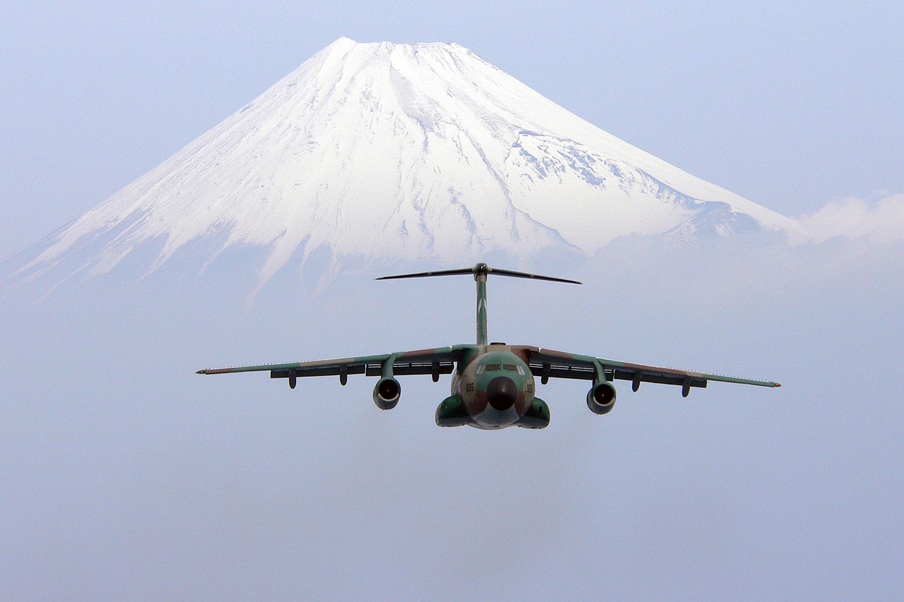 Kawasaki C-1 en vol vu de face