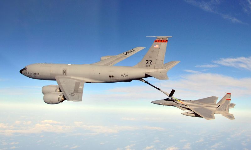 Boeing KC-135R Stratotanker de l'USAF ravitaillant un F-15