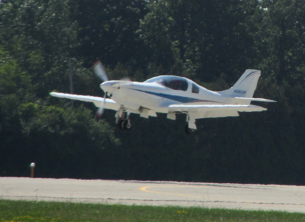 Lancair 360 Mk II civil à l'atterrissage