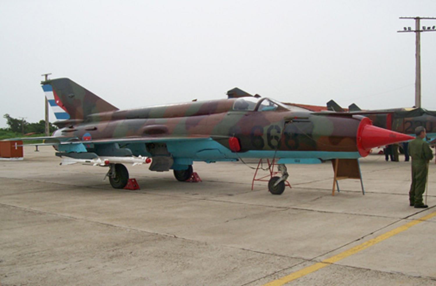 Mikoyan-Gourevitch MiG-21Bis cubain au sol