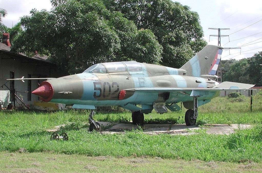 Mikoyan-Gourevitch MiG-21UM cubain exposé