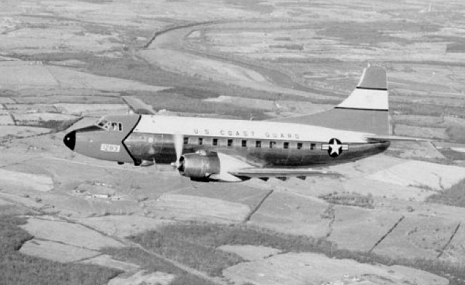 Martin 4-0-4 (VC-3A) de l'US Coast Guards en vol