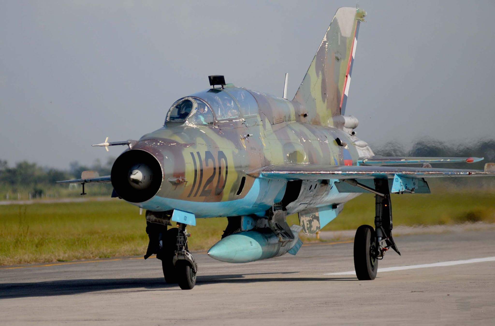 Mikoyan-Gourevitch MiG-21UM cubain vu de front