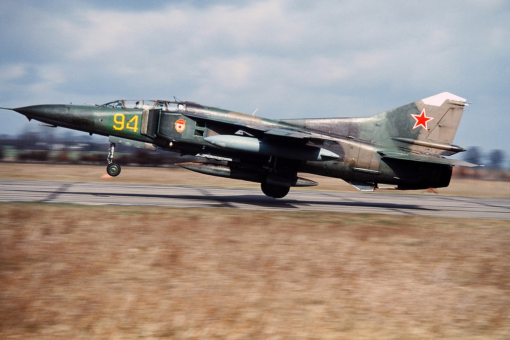 Mikoyan-Gourevitch MiG-23UB soviétique du 19e GvAPIB au décollage de la base de Mirow-Lärz (RDA)