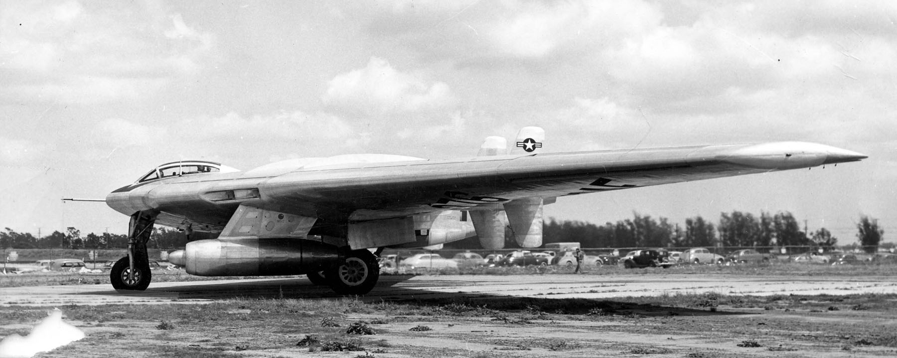 Northrop B-49 (YRB-49A) au sol vu de profil