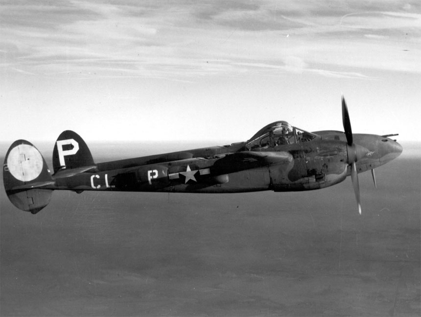 Lockheed P-38G Lightning en vol