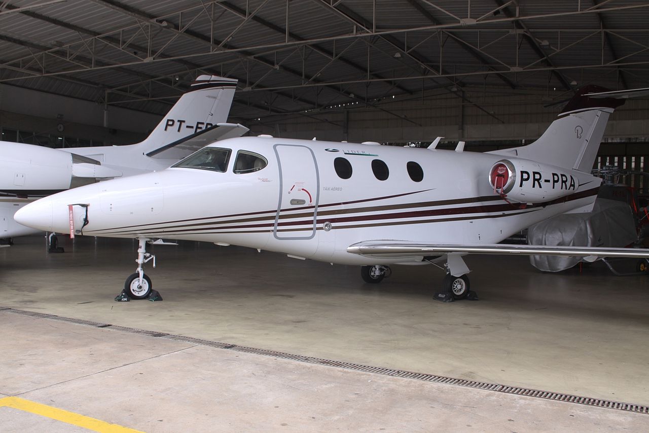 Beech 390 Premier IA au hangar