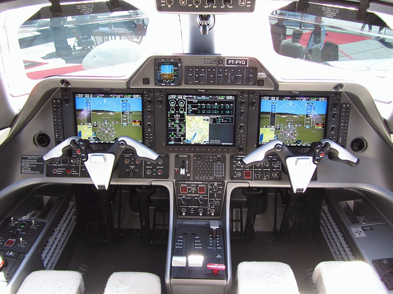 Embraer EMB-500 Phenom 100 - Cockpit