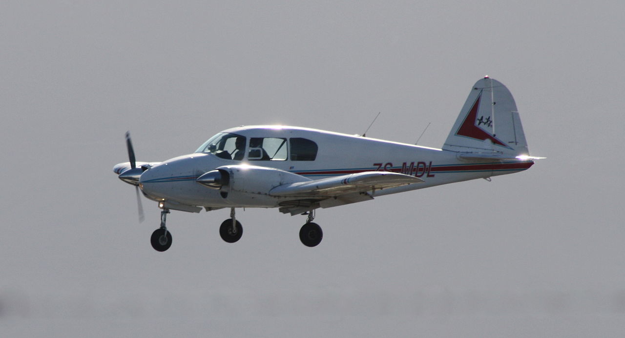 Piper PA-23-150 Apache en vol train sorti