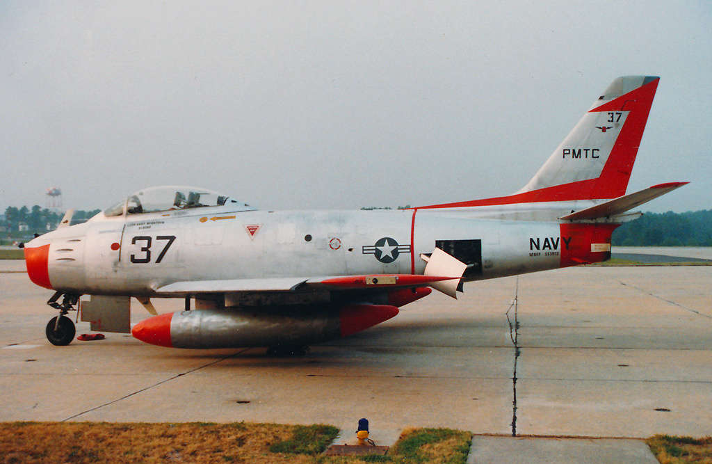 North American QF-86F Sabre de l'US Navy au sol