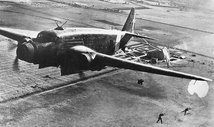 Savoia-Marchetti SM.82 Canguro larguant des parachutistes