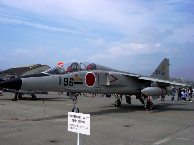 Mitsubishi T-2 japonais en statique