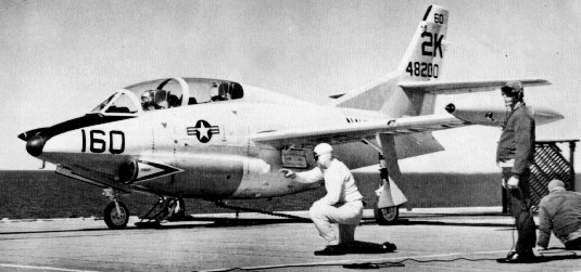 North American T-2A Buckeye sur la catapulte