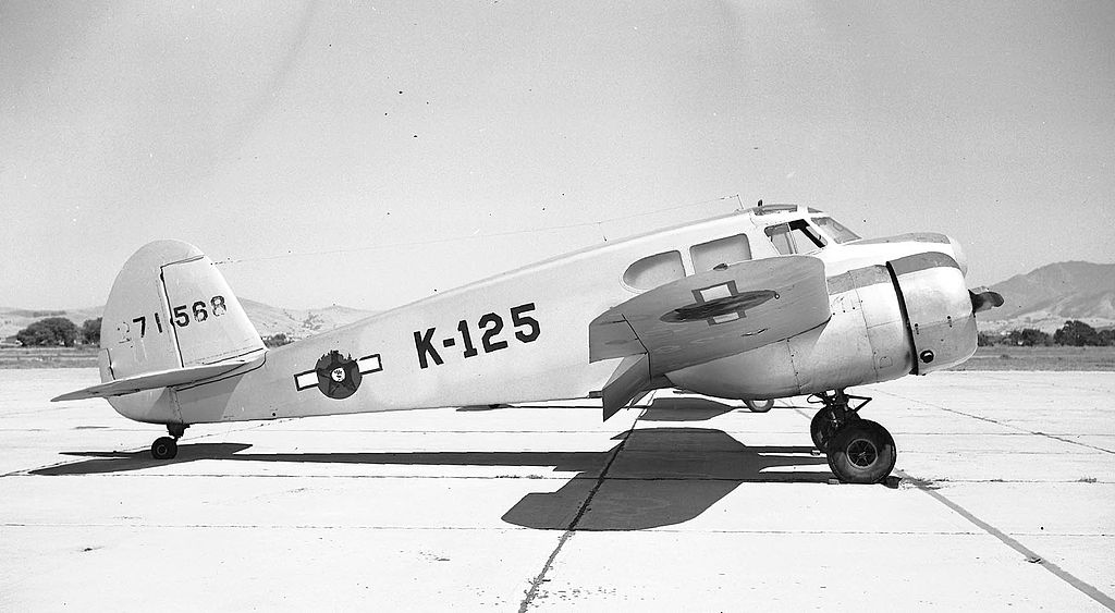 Cessna AT-17 Bobcat (UC-78B) de profil