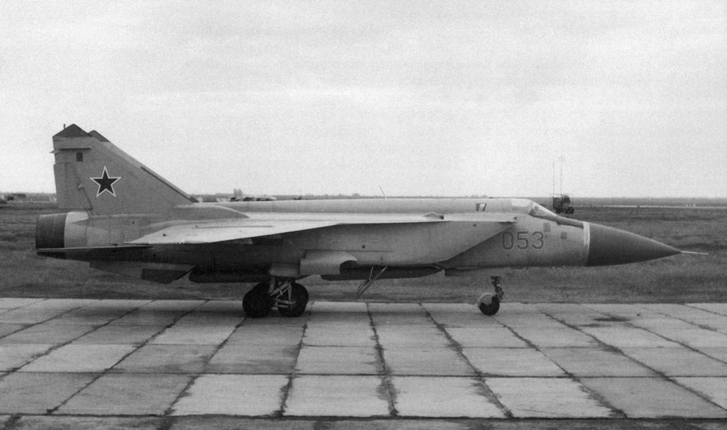 MiG-31M "053 bleu" sur le terrain d'Akhtoubinsk-Vladimirovka lors des essais menés par le GNIKI VVS.