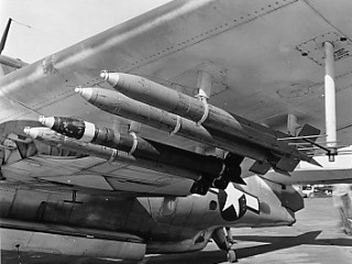 Roquettes HVAR sous l'aile d'un TBF Avenger