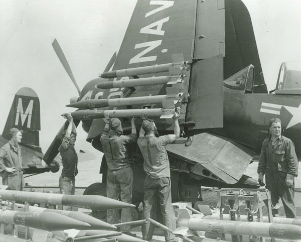 Roquettes HVAR sur un F-4U