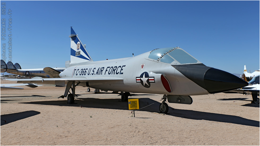 Convair F-102 Delta Dagger (TF-102A) de l'USAF par Stanak