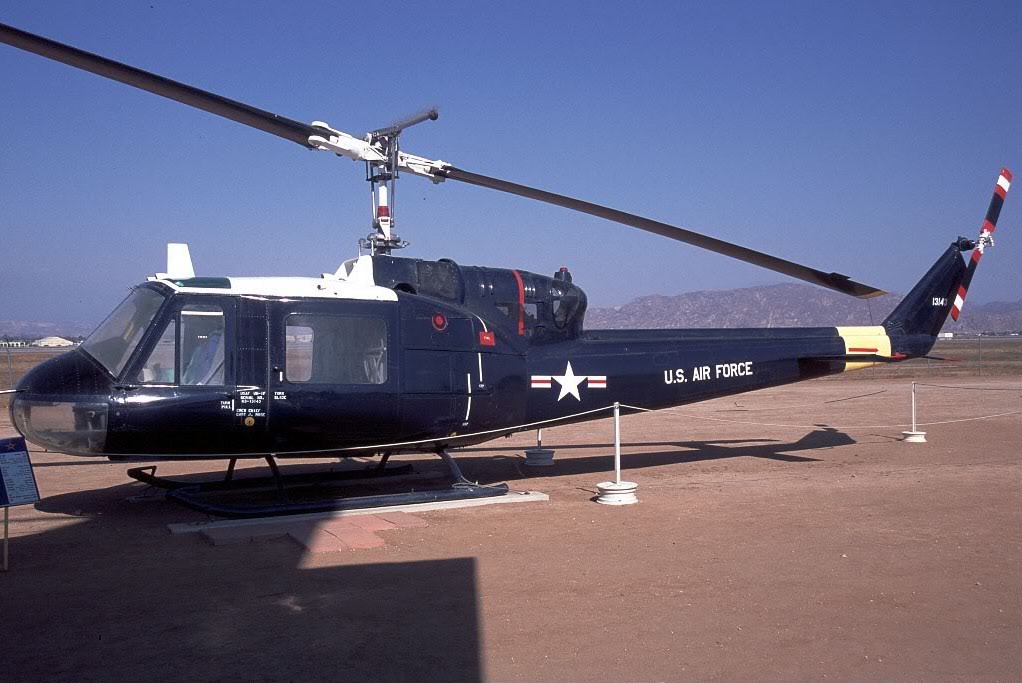 Bell UH-1F Iroquois de l'USAF vu de côté