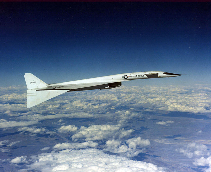 North American XB-70A Valkyrie en vol avec ses extrêmités d'ailes abaissées à 65°