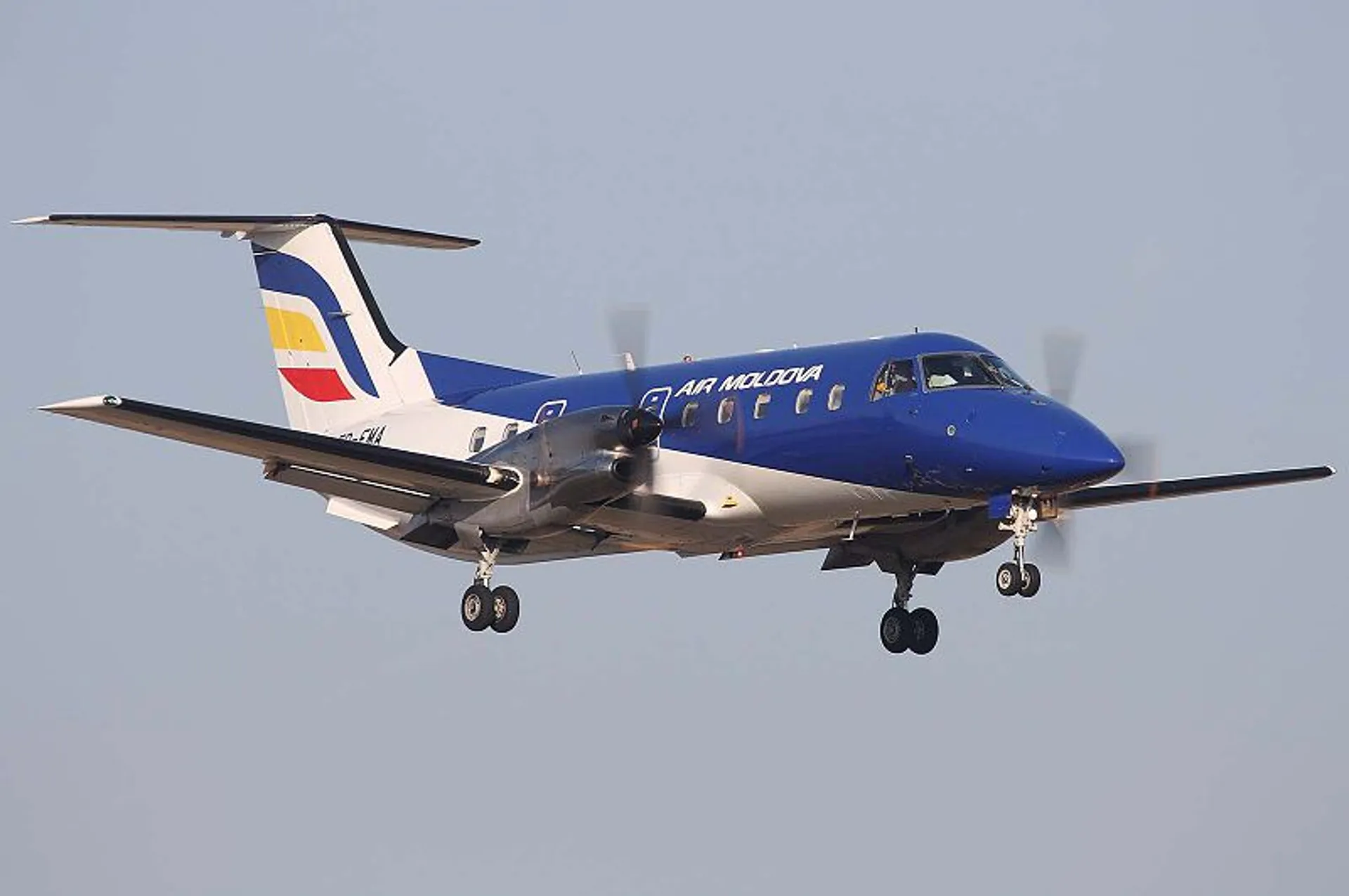 Эйр молдова. Самолет Эмбраер 120. Авиакомпания Air Moldova. Embraer EMB 120 Brasilia. Embraer 120 Air Moldova.