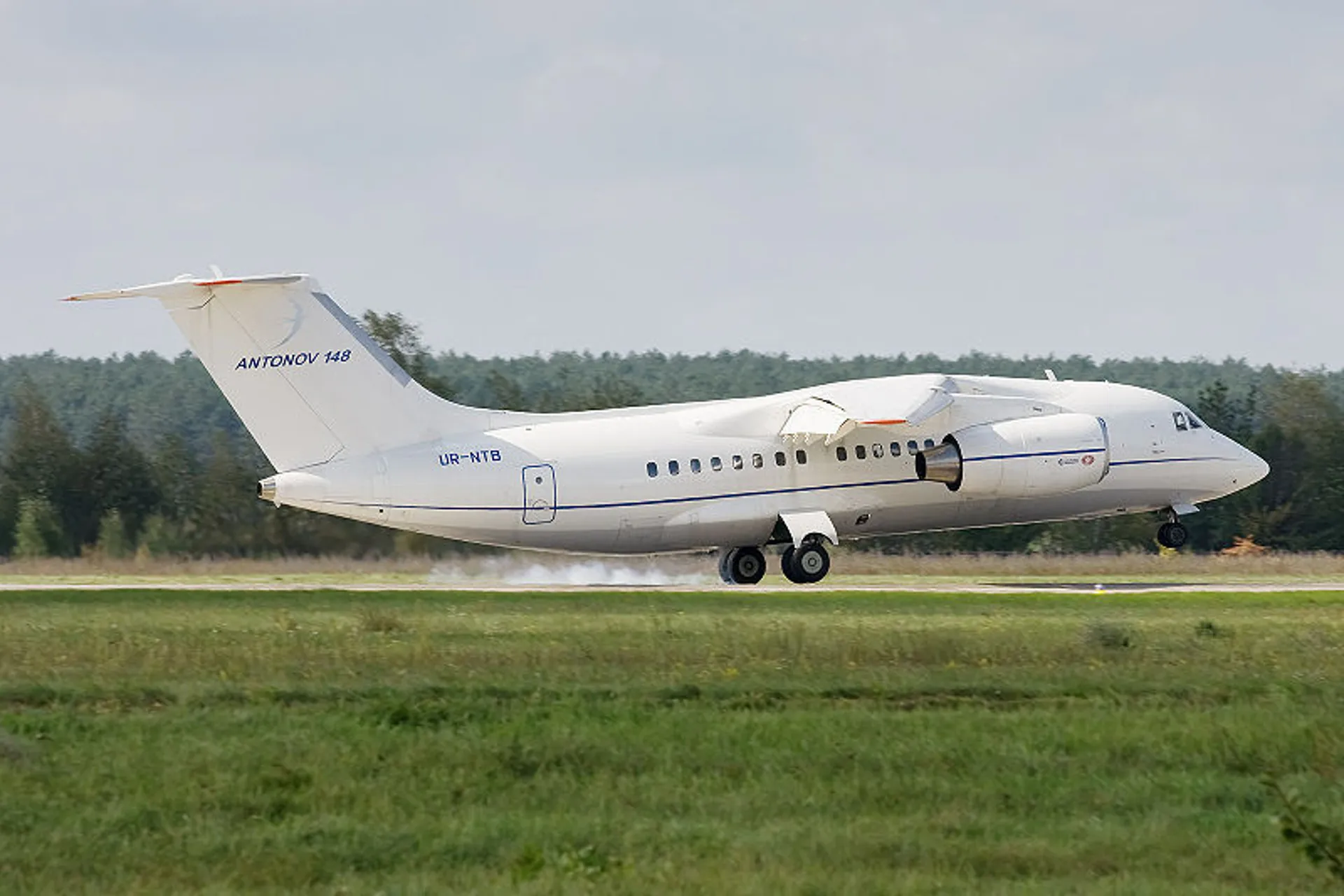 Ан з. Antonov an-148. АН-168. АН-168 пассажирский самолёт. АН-148 приземляется.