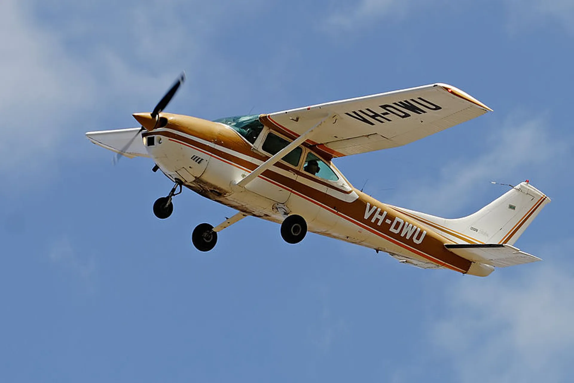 Легкие самолеты. Самолет Cessna 182. Cessna 182 самолёты Cessna. Легкомоторный самолет Цессна 182. Частный легкомоторный самолет Cessna 182,.