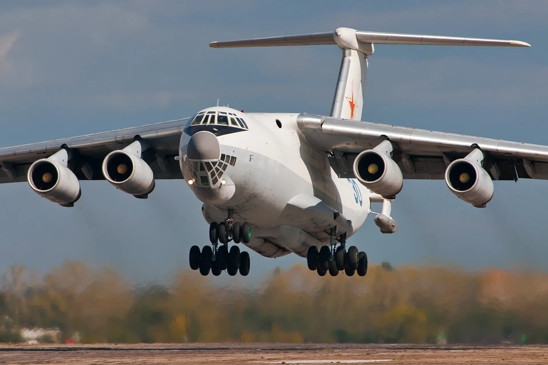 Государственная авиация. Транспортный самолёт ил-76. Грузовой самолет ил-76. Ил 76 военный. Ил 76 боевой.