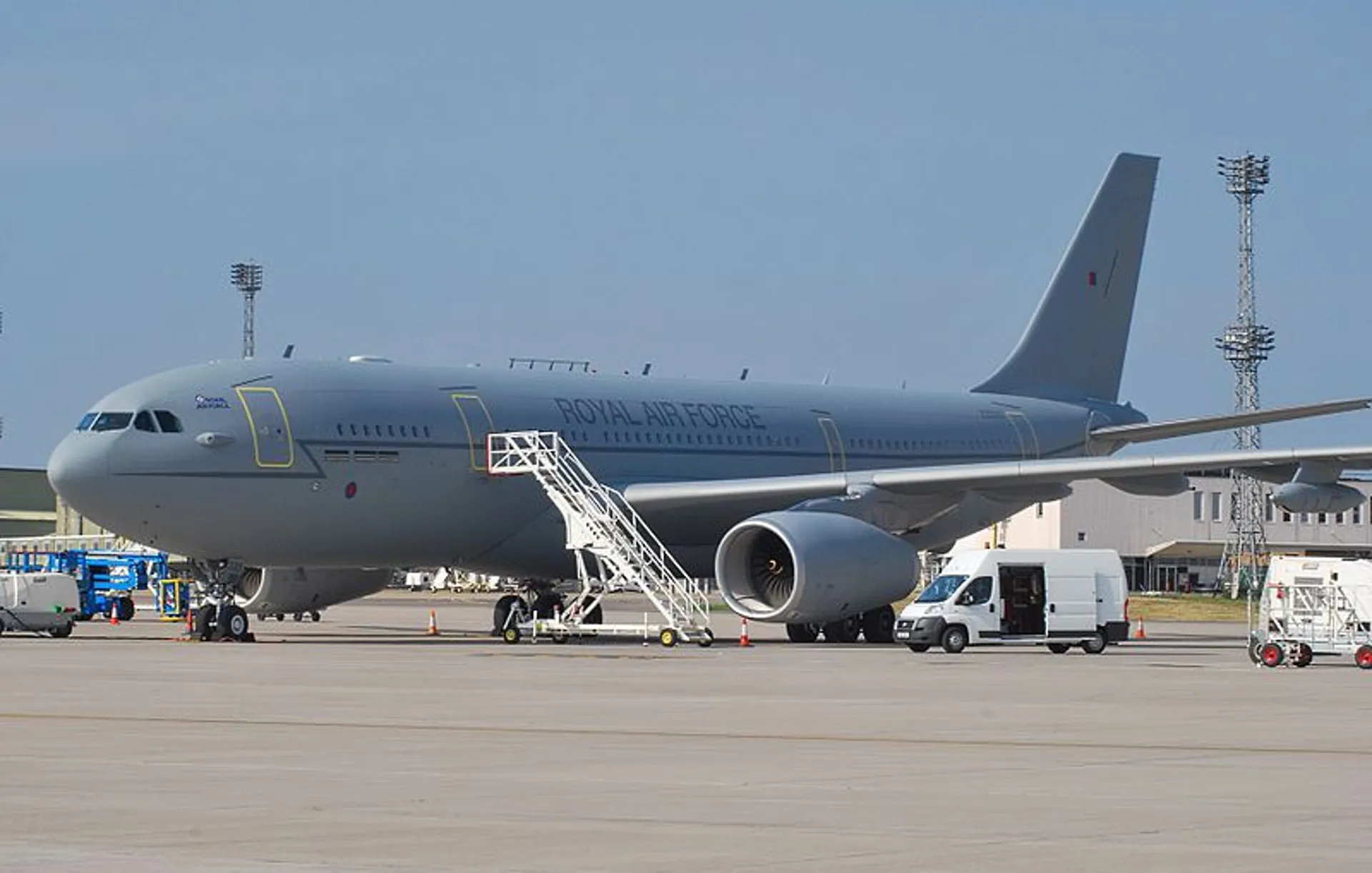 Kc3. Airbus a330 mrtt фото. А330 mrtt ттх. Авиационный транспорт великобритании. Airbus a330-243mrtt.
